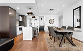 Belle Escapes - Beach Retreat Townhouse Glenelg